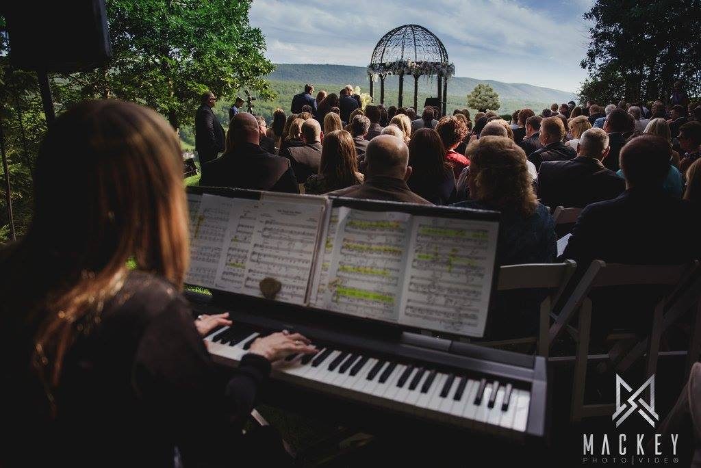 Janis Nowlan Band Wedding Ceremony At Stroudsmoor Country Inn Weddings Photo By Peter Mackey Photography